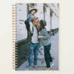 Schwarzes Overlay Halbjahresname Foto Planer<br><div class="desc">Eleganter personalisierter Planer,  der mit Ihrem Foto auf dem Cover gedruckt wurde. Schreiben Sie das Jahr über einem von Hand gezeichnet halben Kranz von Blätter und Beeren. Fügen Sie Ihren Namen in einen schwarzen Schriftart hinzu. Die Rückseite ist mit schicken Streifen in Weiß und Schwarz versehen.</div>