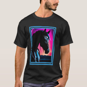 Schwarzes Pferd auf leuchtend gelbem Sonnenunterga T-Shirt