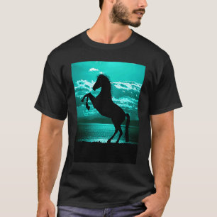 Schwarzes Pferd bäumt sich auf türkisem Himmel T-Shirt