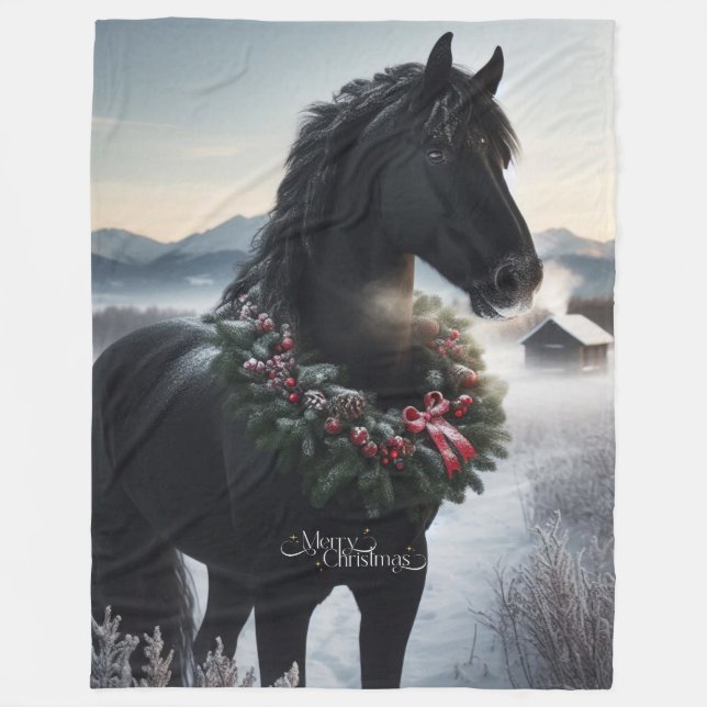 Schwarzes Pferd im Schnee mit Weihnachtskranz Fleecedecke (Vorderseite)