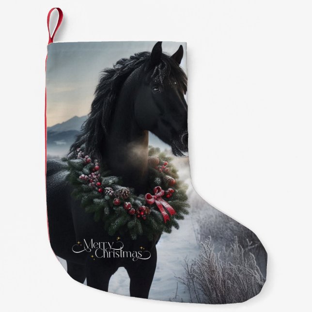 Schwarzes Pferd im Schnee mit Weihnachtskranz Kleiner Weihnachtsstrumpf (Vorderseite)