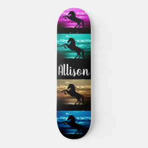 Schwarzes Pferd Lila, blau, Aquamarin, Golden Sky Skateboard