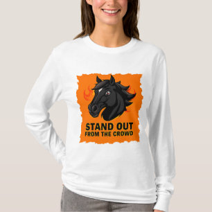 Schwarzes Pferd mit Text fällt aus der Masse herau T-Shirt