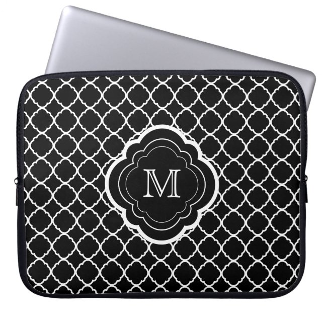 Schwarzes Quatrefoil mit Monogramm Laptopschutzhülle (Vorderseite)