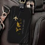 Schwarzes Reisegepäck mit Namen Gepäckanhänger<br><div class="desc">Ein schönes und schwarzes Gepäckanhänger personalisiert mit Ihren eigenen Initialen und Namen, mit dem Bild der Weltkarte und einem Flugzeug. Ein Gepäckanhänger mit einem Namen ist für die Reise aus mehreren praktischen Gründen wichtig. Erstens dient es als eine schnelle und einfache Möglichkeit, Ihr Gepäck am Meer ähnlicher Gepäckstücke an Flughäfen,...</div>