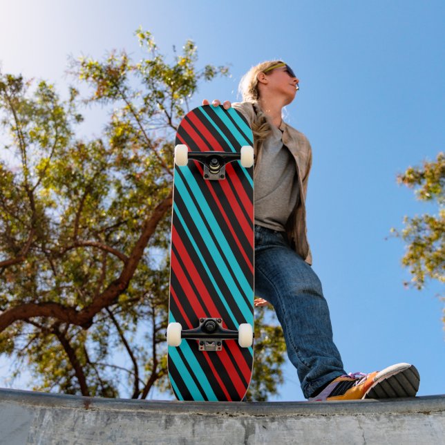 Schwarzes rotes blaues Streifenmuster   Skateboard (Außen 1)