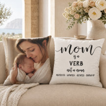 Schwarzes Schriftzug Mom Is a Verb Mutterzitat Fot