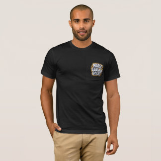 Schwarzes T-Shirt mit darauf geschriebenem Text