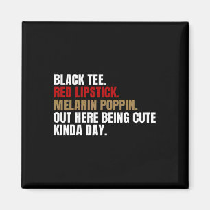 Schwarzes T-Shirt, roter Lippenstift, Melanin, das Magnet