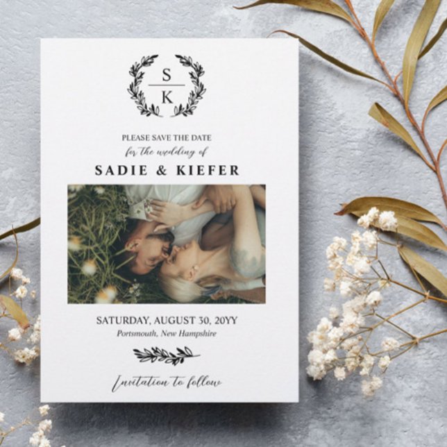 Schwarzes Typografie Laurel Wreath Monogram Foto Save The Date (Von Creator hochgeladen)