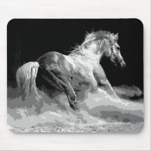 Schwarzes u. weißes Pferd in der Aktion Mousepad