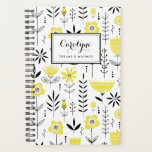 Schwarzes und gelbes skandinavisches Muster Planer<br><div class="desc">Schreiben Sie Ihre Pläne und Zeitplan mit diesem skandinavisch inspirierten Notebook. Es zeichnet sich durch ein schwarz-gelbes Blumenmuster aus. Personalisieren Sie diese, indem Sie Ihren Namen oder Ihre kurze Phrase hinzufügen. Dieser Blumenplaner ist ein personalisiertes Geschenk. Matching-Elemente sind verfügbar.</div>