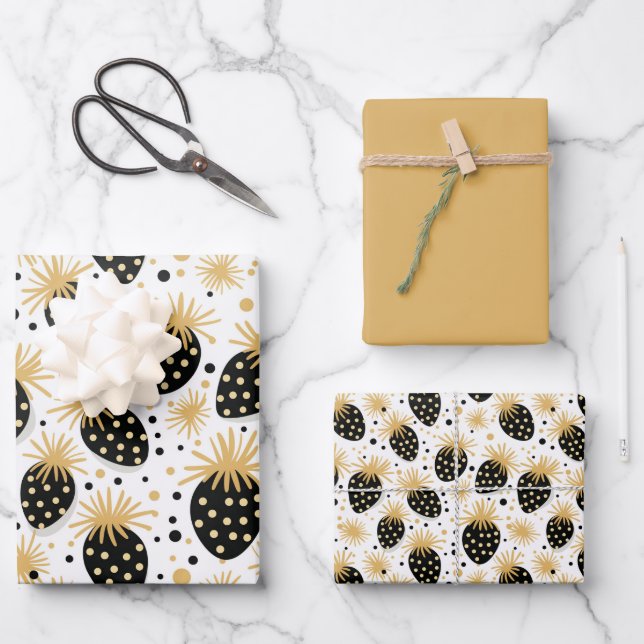 Schwarzes und goldenes Erdbeermuster Geschenkpapier Set (Vorderseite)