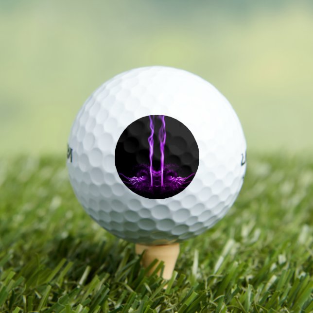 Schwarzes und Lila Drachenrauchen Golfball (Insitu T-Shirt)