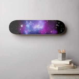 Schwarzes und Lila Foto des Himmelsraums Skateboard
