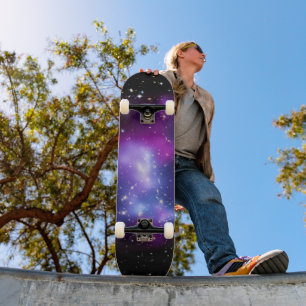Schwarzes und Lila Foto des Himmelsraums Skateboard