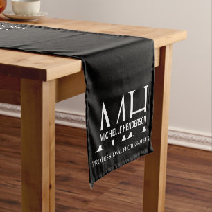 Schwarzes und weißes minimalistisches monogrammier kurzer tischläufer