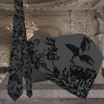 Schwarzfloralweine Hochzeitskohle Krawatte<br><div class="desc">Eine schwarz blühende Hochzeitsackbindung mit einer Vintagen schwarzen,  blumenreichen Weinrebe auf schwarzem Hintergrund. Die Rebgrafikgrafiken haben einen transparenten Hintergrund,  sodass Sie im Design-Tool eine Farbe für den Hintergrund anstelle von schwarz auswählen können.</div>