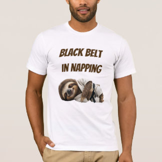 Schwarzgurtel im Schlummern Faultier T-Shirt