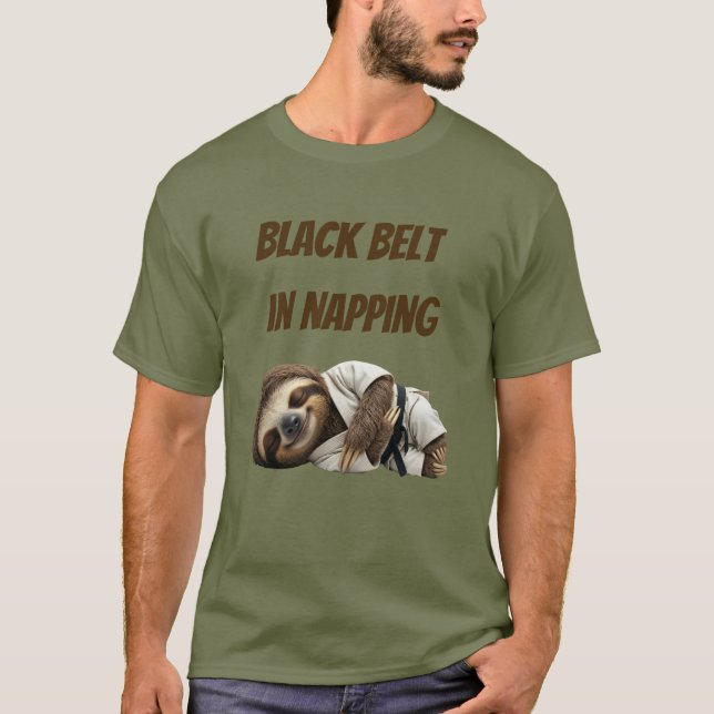 Schwarzgurtel im Schlummern Faultier T-Shirt (Vorderseite)