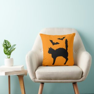 Schwarzkatzenkatze mit Fledermäusen, Orange Kissen