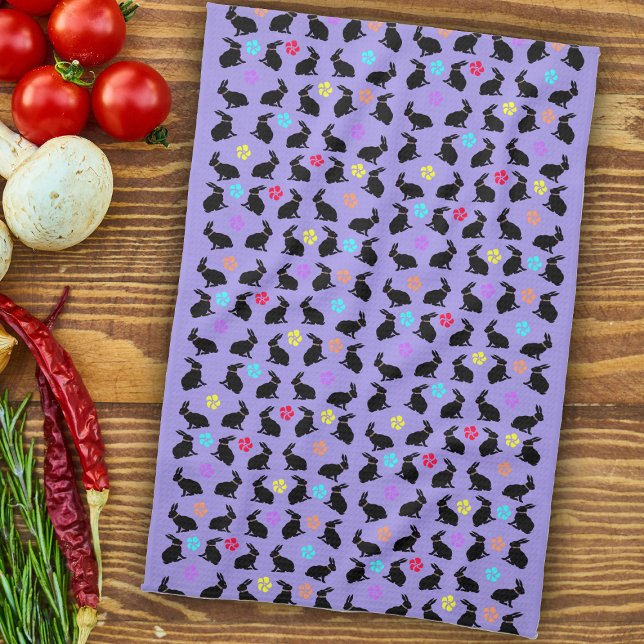 Schwarzsitzende Kaninchen-Blume Lila Geschirrtuch (Black silhouette rabbits colourful flowers on purple kitchen towel for sprint or Easter.)
