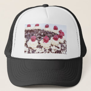 Schwarzwaldkuchen im Detail mit weißem Hintergrun Truckerkappe
