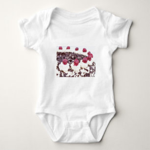 Schwarzwaldkuchen im Detail mit weißem Hintergrund Baby Strampler
