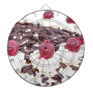 Schwarzwaldkuchen im Detail mit weißem Hintergrund Dartscheibe