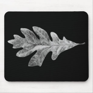 Schwarzweiss-Eichen-Blatt-Auflage mit schwarzem Mousepad
