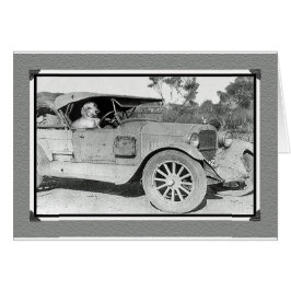 Schwarzweiß-Foto des alten Autos.Dackel fahren
