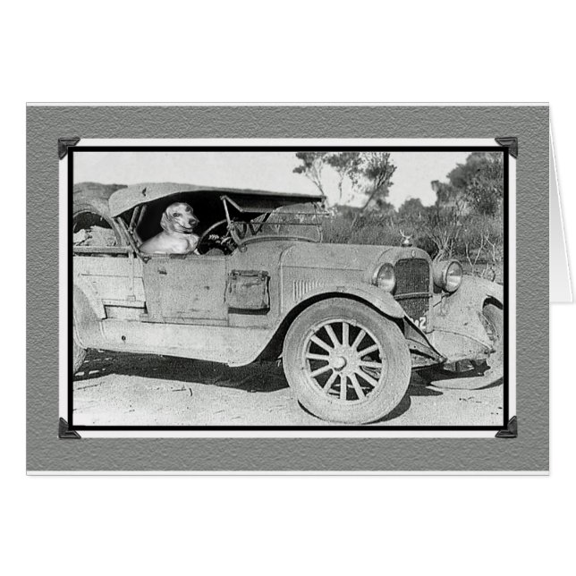Schwarzweiß-Foto des alten Autos.Dackel fahren (Vorderseite (Horizontal))