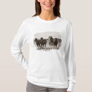 Schwarzweiss-Foto von ein Cowboy Lassoing Pferden T-Shirt