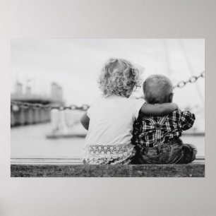 Schwarzweiss-Fotografie eines Jungen und des Poster