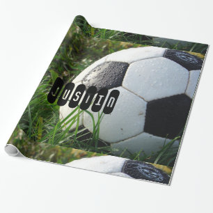 Schwarzweiss-Fußball im grünen Gras Geschenkpapier