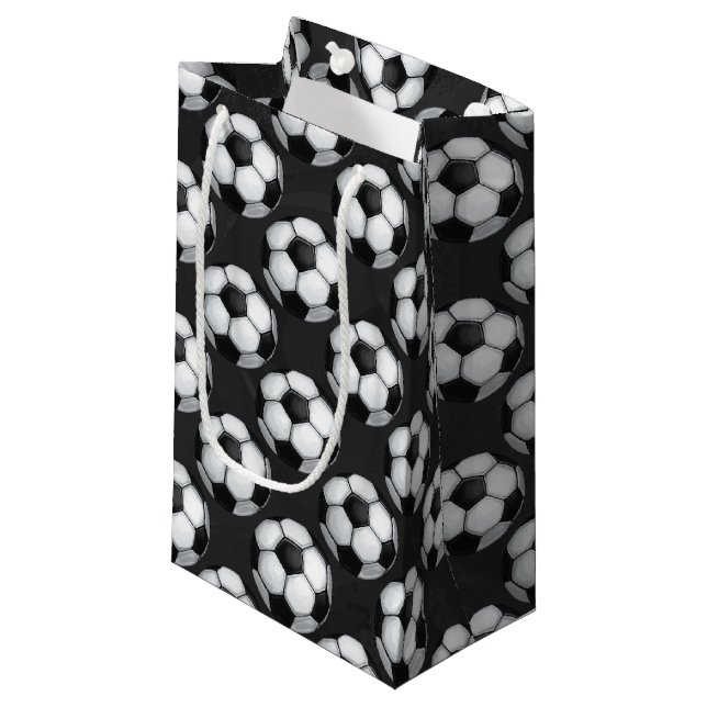 Schwarzweiss-Fußball-Muster Kleine Geschenktüte (Vorderseite Schrägansicht)
