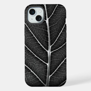 Schwarzweiß glühendes Blatt Nahaufnahme iPhone 15 Plus Hülle