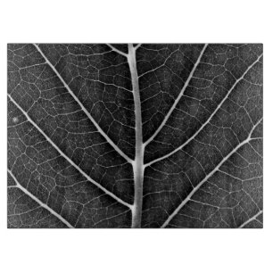 Schwarzweiß glühendes Blatt Nahaufnahme Schneidebrett