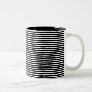 Schwarzweiss-Hand gezeichnete Watercolorstreifen Zweifarbige Tasse