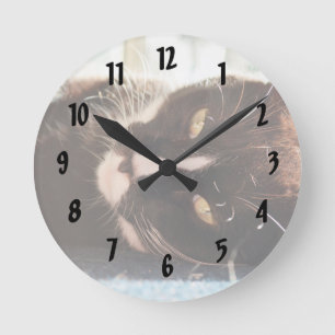 Schwarzweiss-KatzengesichtstierFoto-Gelbaugen Runde Wanduhr