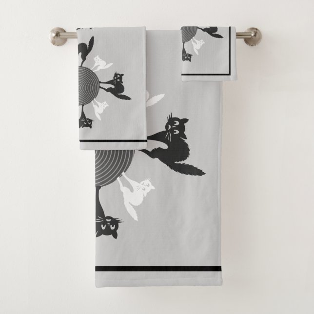 Schwarzweiss-Katzenkarussell auf grauem Badhandtuch Set (Insitu)