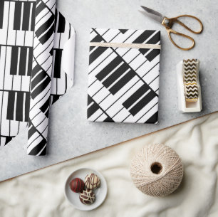 Schwarzweiss-Klavier befestigt Geschenkpapier