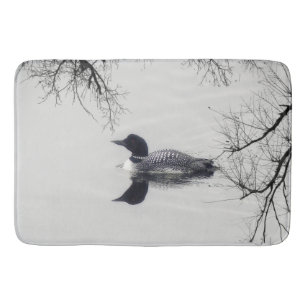 Schwarzweiss-Loon auf einer See Badezimmermatte Badematte