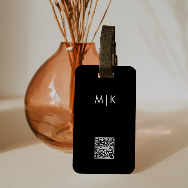 Schwarzweiß mit QR-Code | Modernes Monogramm Gepäckanhänger (A professional, elegant dark black luggage tag with your monogram and a scannable QR code)