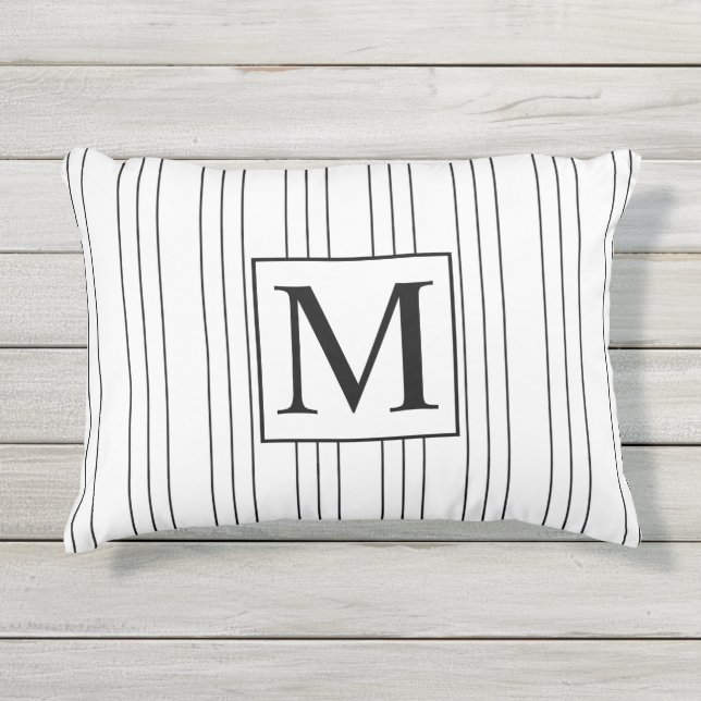 Schwarzweiss-Nadelstreifen-Monogramm Kissen Für Draußen (Vorderseite)