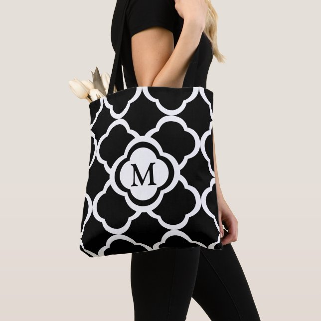 Schwarzweiß-Quatrefolienmuster für Monogramm Tasche (Von Nahem)