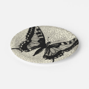 Schwarzweiss-Schmetterling auf gebrochenem Pappteller
