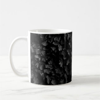 Schwarzweiß-Schuss von Pflanze aus dickem Efeu Kaffeetasse