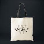 Schwarzweiss-WIFEY Tragetasche<br><div class="desc">Schwarzweiss-WIFEY Monogrammhochzeits-Taschentaschen. Noble Budget-Tasche mit stilvoller Kalligraphietypographie. Niedlicher Hochzeits-Partyzusatz für neue Ehefrau, die Braut zum zu sein, die Jungvermähltenfrauen und gerade die verheirateten Mädchen etc. Kann Gebrauch als personalizable Brautjungfern-Taschentaschen für Teambraut auch sein. Machen Sie Ihre Selbst für Brautjungfern, Blumenmädchen, Trauzeugin, Matrone der Ehre, Mutter des personalisierten Textes der Braut...</div>