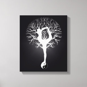 Schwarzweiss-Yogabaum mit Frau und yin Yang. Leinwanddruck
